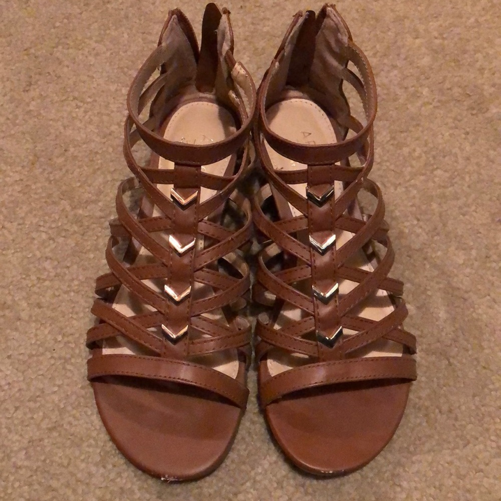 Women’s sandals like new. Light brown
